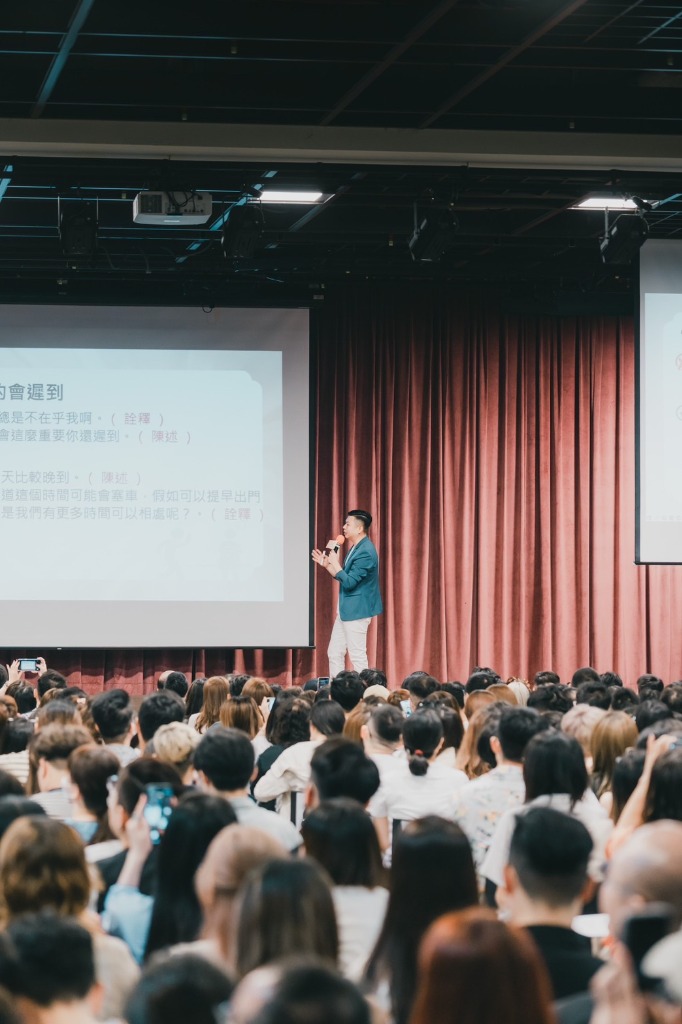 大螢幕前白話拆解語言結構,現場指導學員親身體驗改變